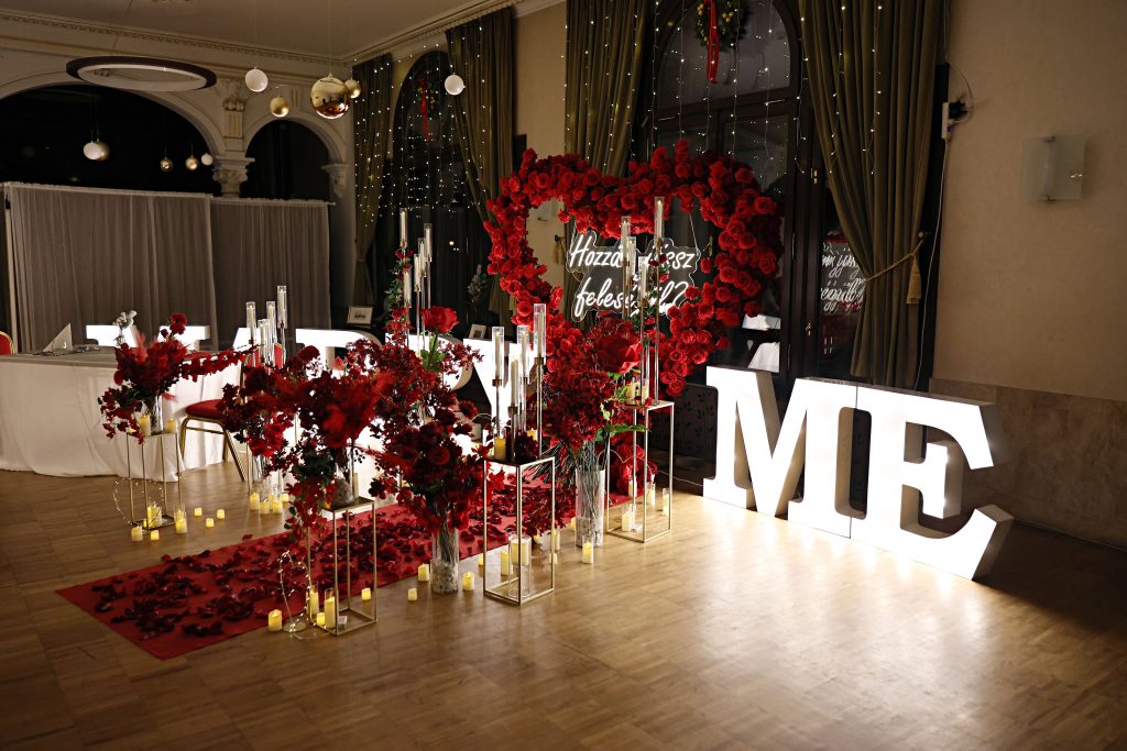 LÁNYKÉRÉS BUDAPEST EGYIK CSODÁLATOS PANORÁMÁJÚ ÉTTERMÉBEN